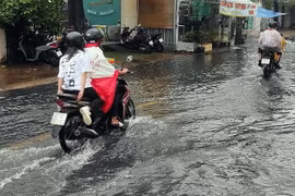 Mưa lớn gây ngập khiến cho người dân di chuyển khó khăn tại thành phố Sóc Trăng. (Ảnh Tuấn Phi/TTXVN)