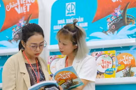 Giới thiệu bộ sách Chào tiếng Việt (tập 1,2) do Tiến sỹ Giáo dục Nguyễn Thụy Anh biên soạn, tại Lễ ra mắt Tủ sách tiếng Việt trực tuyến với Fukuoka của Nhật Bản. (Ảnh: Thanh Tùng/TTXVN)