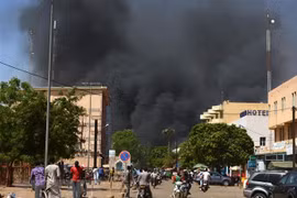 Khói bốc lên từ hiện trường một vụ tấn công ở Burkina Faso. (Ảnh: AFP/TTXVN)