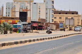Cảnh vẳng vẻ tại một tuyến đường ở Khartoum, Sudan ngày 17/5 vừa qua. (Ảnh: AFP/TTXVN)