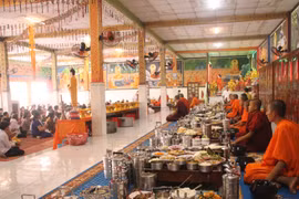 Dâng cơm lên sư sãi là một trong những hoạt động chính trong dịp Tết Chôl Chnăm Thmây của đồng bào Khmer. (Ảnh: Chanh Đa/TTXVN)