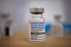 Một lọ vaccine phòng ngừa COVID-19 cho biến thể phụ Omicron BA.4 và BA.5 của Moderna. (Nguồn: Reuters)