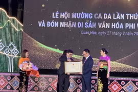Đại diện Bộ Văn hóa, Thể thao và Du lịch trao Bằng công nhận Lễ hội Mường Ca Da là Di sản văn hóa phi vật thể Quốc gia cho lãnh đạo và nhân dân huyện Quan Hóa. (Ảnh: Hoa Mai/TTXVN)