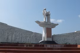 “Điểm tập kết chuyển quân ra Bắc năm 1954 tại Cao Lãnh” - nơi đưa tiễn hàng chục ngàn bộ đội, cán bộ, học sinh, quân tình nguyện… của nhiều tỉnh xuống tàu ra Bắc. (Nguồn: Báo Đồng Tháp)