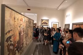 Du khách tham quan, tìm hiểu về các tác phẩm trong hành trình tour trải nghiệm. (Ảnh: Phương Hà/TTXVN)
