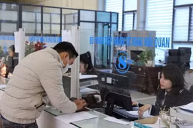 Hải quan Lạng Sơn tiếp nhận tờ khai đảm bảo đúng quy trình, chống gian lận thương mại hàng hóa. (Ảnh: TTXVN phát)