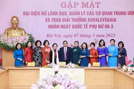Thủ tướng Phạm Minh Chính với đại diện nữ lãnh đạo, quản lý và các nhà khoa học nữ. (Ảnh: Dương Giang/TTXVN)