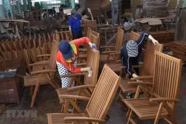 Sản xuất đồ gỗ xuất khẩu. (Ảnh: Vũ Sinh/TTXVN)