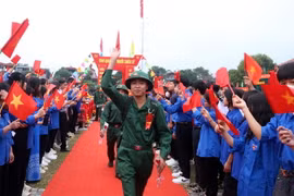 Thanh niên huyện Bát Xát tiễn các tân binh lên đường nhập ngũ. (Ảnh: Quốc Khánh/TTXVN)
