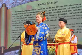 Quan đám Trần Văn Thành đọc Chiếu dời đô. (Ảnh: Thanh Thương/TTXVN)