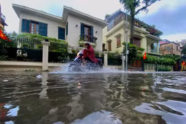 Mưa lớn gây ngập úng tại phố Nguyễn Ga Thiều, quận Hoàn Kiếm, Hà Nội. (Ảnh: PV/Vietanm+)