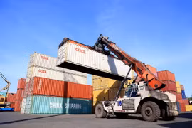 Xếp dỡ container tại Cảng Phước Long ICD. (Ảnh: Hồng Đạt/TTXVN)