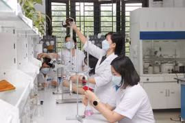 Các nhà khoa học nữ thuộc Bộ môn Hóa dược, Khoa Công nghệ Hóa dược, Trường Đại học Dược Hà Nội trong phòng thí nghiệm. (Ảnh: Phương Hoa/TTXVN)