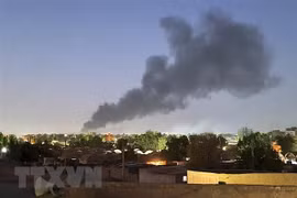 Khói bốc lên sau các cuộc giao tranh giữa quân đội Sudan và lực lượng bán quân sự RSF ở Khartoum, Sudan, ngày 6/5. (Ảnh: AFP/TTXVN)