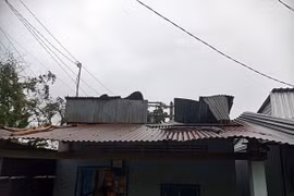 Dông, lốc làm sập, tốc mái nhiều nhà dân trên địa bàn huyện Hòn Đất. (Ảnh: TTXVN phát)