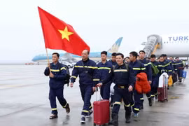 Đội tìm kiếm cứu nạn và cứu hộ Bộ Công an hoàn thành nhiệm vụ tại Thổ Nhĩ Kỳ, về đến sân bay quốc tế Nội Bài. (Ảnh: Phạm Kiên/TTXVN)