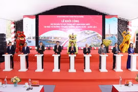 Các đại biểu nhấn nút chính thức khởi công Dự án xây dựng nút giao khác mức tại ngã tư đường Tôn Đức Thắng-Máng Nước-Quốc lộ 5. (Ảnh: TTXVN phát)