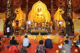 Các đại biểu tại lễ cầu quốc thái dân an, hòa bình thế giới. (Ảnh: Đức Phương/TTXVN)