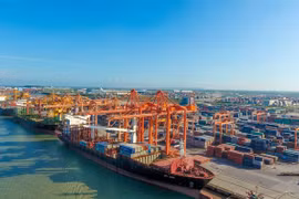 Xếp dỡ hàng hóa container tại một cảng biển Việt Nam. (Ảnh: CTV/Vietnam+) 