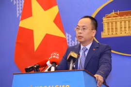 Phó Phát ngôn Bộ Ngoại giao Đoàn Khắc Việt trả lời câu hỏi của phóng viên các cơ quan thông tấn, báo chí. (Ảnh: Văn Điệp/TTXVN)