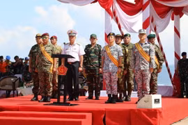 Đại diện quân đội các nước tham gia Diễn tập Đoàn kết ASEAN lần thứ nhất. (Ảnh: Hữu Chiến/TTXVN)