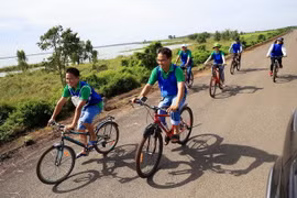 Du khách trải nghiệm tour du lịch sinh thái hồ Trị An, huyện Vĩnh Cửu, tỉnh Đồng Nai. (Ảnh: Hồng Đạt/TTXVN)