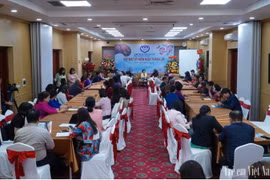 Chủ tịch Hội Bảo vệ quyền trẻ em Việt Nam Nguyễn Thị Thanh Hòa trao học bổng cho trẻ em tại chương trình. (Ảnh: Tuấn Kiệt/TTXVN)