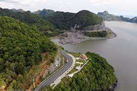 Cảnh đẹp của Cát Bà là điểm đến lý tưởng cho những du khách thích trải nghiệm, khám phá, nghỉ dưỡng. (Ảnh: Hoàng Hiếu/TTXVN)