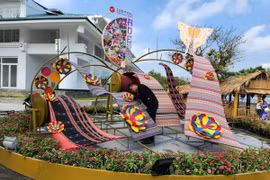 Tiểu cảnh trang trí không những đảm bảo tính nghệ thuật mà còn được đánh giá cao nhờ những nguyên liệu là sản phẩm thủ công truyền thống xứ Huế. (Ảnh: Mai Trang/TTXVN)
