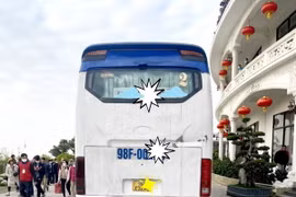 Phương tiện bị mất lái đâm phải người đi lên chùa Ba Vàng khiến 2 người thương vong. (Ảnh: TTXVN phát)