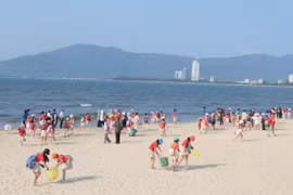 Đại diện Sở Du lịch cùng các đơn vị và các em nhỏ thả chim bồ câu khai mạc chương trình Khai trương mùa du lịch biển Đà Nẵng 2023. (Nguồn: Báo Đà Nẵng)