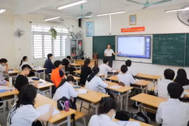Sáng 31/5, giáo viên Trường THCS Ngọc Lâm (quận Long Biên, Hà Nội) vẫn đang cùng học sinh ôn luyện môn Toán cho kỳ thi tuyển sinh vào lớp 10 THPT công lập. (Ảnh: Thanh Tùng/TTXVN)