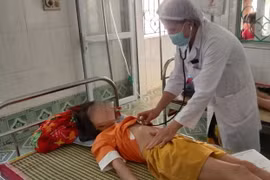 Cán bộ Y tế thăm khám, điều trị cho các bệnh nhi bị ngộ độc ở tỉnh Cao Bằng. (Ảnh: TTXVN phát)