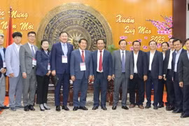 Lãnh đạo tỉnh Long An và Đoàn công tác thành phố Yangsan, Hàn Quốc. (Ảnh: Thanh Bình/TTXVN)