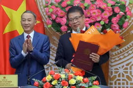 Ông Trần Văn Hiệp, Chủ tịch UBND tỉnh Lâm Đồng trao Quyết định của Thủ tướng Chính phủ cho ông Nguyễn Ngọc Phúc. (Ảnh: Chu Quốc Hùng/TTXVN)