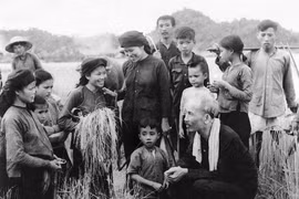 [Photo] Chủ tịch Hồ Chí Minh-Vị lãnh tụ giản dị, gần gũi với nhân dân