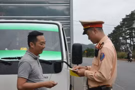 Lực lượng chức năng tỉnh Đắk Lắk kiểm tra hành chính người và phương tiện tham gia giao thông. (Ảnh: Tuấn Anh/TTXVN)