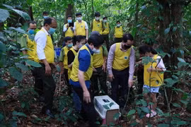 Ông Nguyễn Văn Chính (đứng ngoài cùng bên trái), Giám đốc Vườn Quốc gia Cúc Phương, dẫn đoàn tham gia hoạt động thả động vật về rừng. (Ảnh: VQG Cúc Phương)