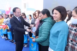 Ban tổ chức trao tặng 100 suất quà cho đoàn viên, công nhân viên chức lao động có hoàn cảnh khó khăn. (Ảnh: Vũ Hoàng Giang/TTXVN)