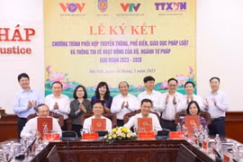 Tổng Giám đốc Thông tấn xã Việt Nam Vũ Việt Trang, Tổng Giám đốc Đài Truyền hình Việt Nam Lê Ngọc Quang, Bộ trưởng Bộ Tư pháp Lê Thành Long và Tổng Giám đốc Đài Tiếng nói Việt Nam Đỗ Tiến Sỹ ký kết chương trình phối hợp. (Ảnh: Văn Điệp/TTXVN)