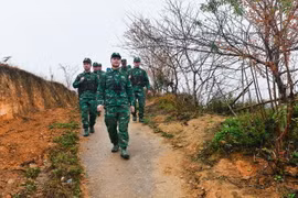 Cán bộ, chiến sỹ Đồn Biên phòng Thàng Tín thực hiện chuyến tuần tra, kiểm soát biên giới vào chiều 30 Tết.(Ảnh: Nam Thái/TTXVN)