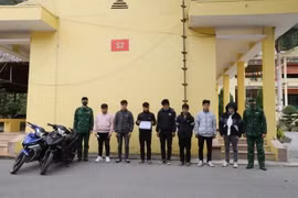 Nhóm đối tượng đưa người Trung Quốc nhập cảnh trái phép vào Việt Nam và tang vật bị lực lượng chức năng bắt giữ. (Ảnh: TTXVN phát)