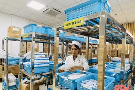 Cán bộ Khoa Dược-Vật tư Y tế Bệnh viện Ung bướu Thanh Hóa kiểm tra kho thuốc, vật tư y tế. (Nguồn: Bao Thanh Hóa)