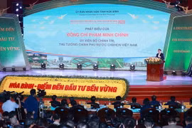Thủ tướng Phạm Minh Chính phát biểu tại Hội nghị xúc tiến đầu tư tỉnh Hòa Bình. (Ảnh: Dương Giang/TTXVN)