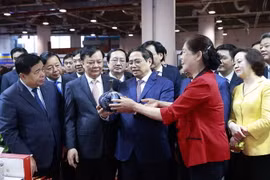 Thủ tướng Phạm Minh Chính xem trưng bày sản phẩm nông nghiệp, thủ công, mỹ nghệ của các tỉnh Đồng bằng sông Hồng. (Ảnh: Dương Giang/TTXVN)