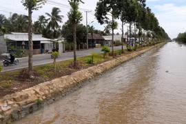 Bờ kè chống sạt lở bờ sông Rạch Chanh trên địa bàn huyện Giồng Riềng, tỉnh Kiên Giang. (Ảnh: Lê Huy Hải/TTXVN)