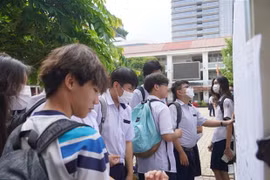 Thí sinh xem thông tin phòng thi tại Điểm thi Trường Trung học Cơ sở Trần Văn Ơn, quận 1, Thành phố Hồ Chí Minh. (Ảnh: Thu Hoài/TTXVN)