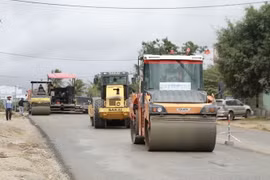 Các đơn vị thi công trên tuyến Quốc lộ 19. (Ảnh: Quang Thái/TTXVN)