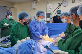 Bác sỹ Nguyễn Phú Hữu đang hướng dẫn đặt các trocar cho các bác sỹ Philippines. (Nguồn: Bệnh viện Bình dân)