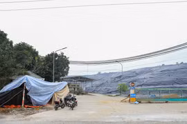 Khu vực lập lán trại chặn xe ngay trước cổng vào bãi rác Xuân Sơn. (Ảnh: Hoài Nam/Vietnam+)